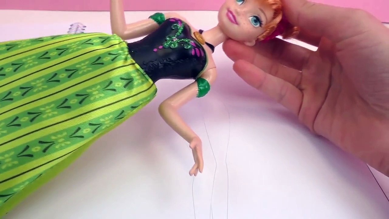 Topmodel Anna, sœur de la reine des neiges – Kathi dessine dans le livre de dessin Topmode