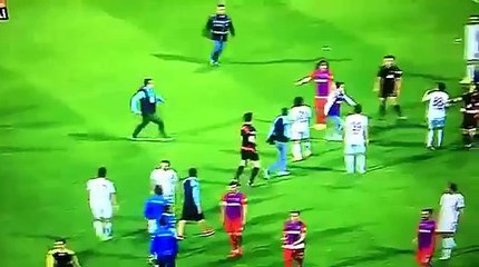 Karabükspor Taraftarı hakem Tolga Özkalfa'ya tokmak attı. Elazığsporlu Tom taraftara uçan tekme attı