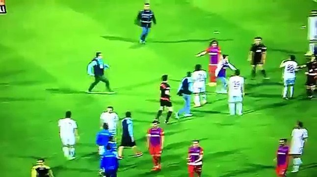 Karabükspor Taraftarı hakem Tolga Özkalfa'ya tokmak attı. Elazığsporlu Tom taraftara uçan tekme attı