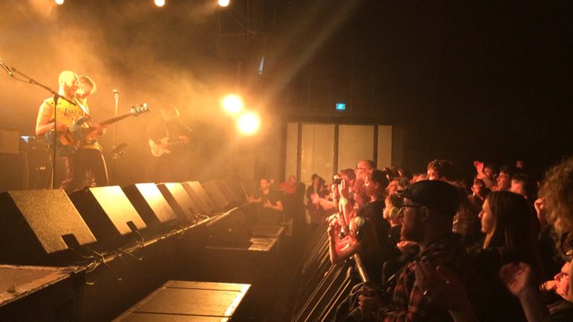 Les Give it away reprennent les Red hot chili peppers