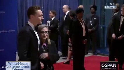 Carrie Fisher brings her dog onto the WHCD red carpet