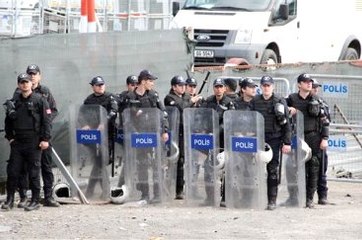 Taksim ve Bakırköy 1 Mayıs'a Hazır! Taksim'de Eylemcilere TOMA'lı Müdahale