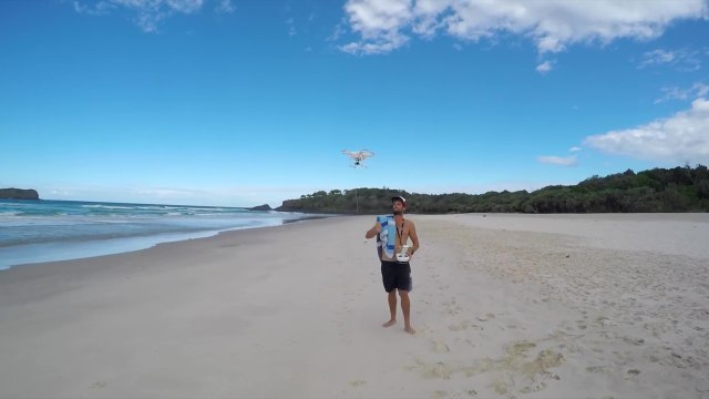 Deux jeunes pêchent un thon avec l'aide d'un drone