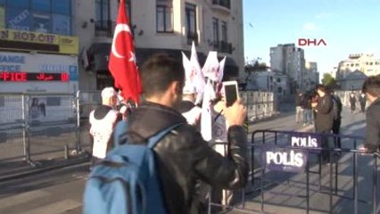 Taksim Cumhuriye Anıtına Heyetler Çelenk Bırakıyor