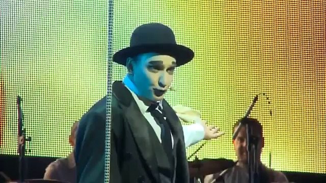 Клоун ОТЖИГАЕТ на сцене