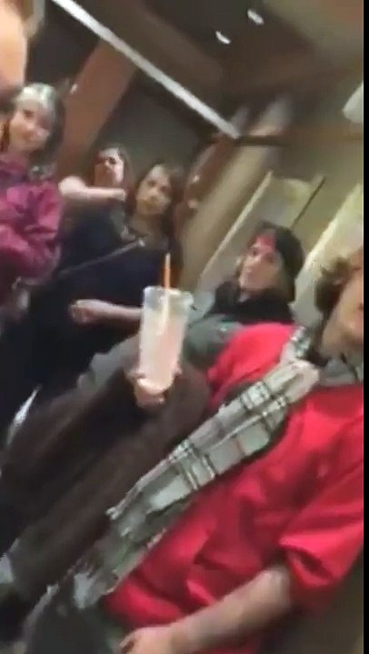 Un policier expulse une femme des toilettes parce qu'elle ressemble à un homme