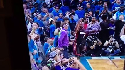 Un supporter complètement fou hurle sur le terrain de basketball contre Dwayne Wade