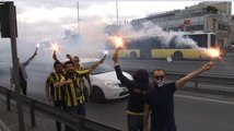 Meşaleyle alana girmelerine izin verilmeyen Fenerbahçeliler E-5'te eylem yaptı