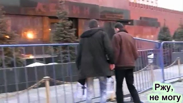 В Москве двое мужчин ОЖИВЛЯЛИ ЛЕНИНА, окропляя Мавзолей святой водой