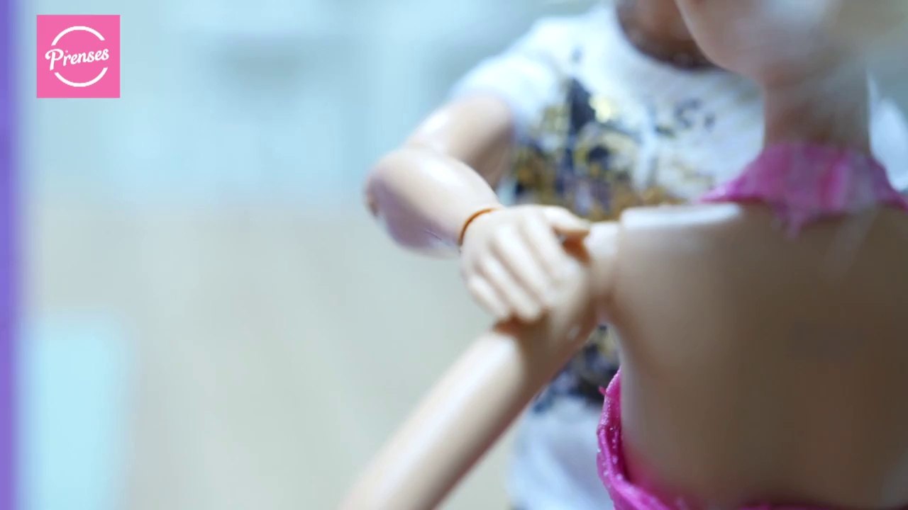 Ken Barbienin Bahcesi ile İlgileniyor &Barbie Türkçe İzle & Barbie Evcilik Oyunu