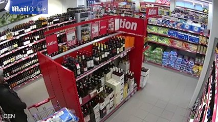 18 bouteilles sous son manteau! Le voleur le moins discret du monde
