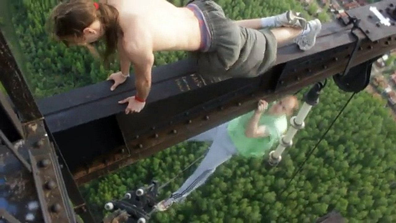 Musculation en haut d'une tour radio