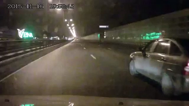 Засмотрелся и не видел на обочине автомобиль Авария