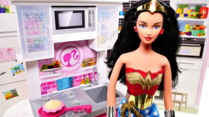 Cooking with WONDER WOMAN _ Making Shrimp & Grits with Ursula _ BARBIE SUPERHERO EPISODES