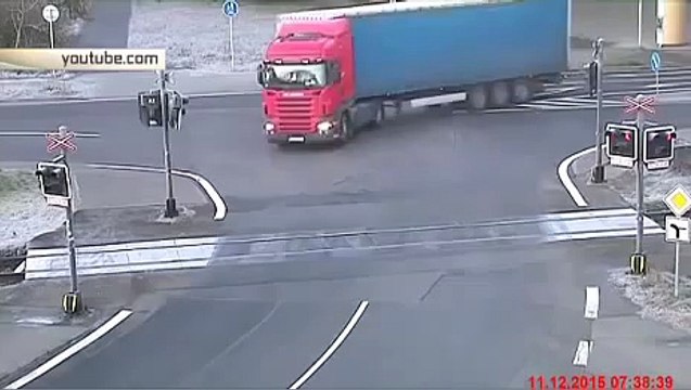 Пассажирский поезд разрезав фуру пополам ! Водителю повезло