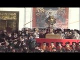 Report TV - Ortodoksët kremtojnë pashkët në Katedralen Ngjallja e Krishtit