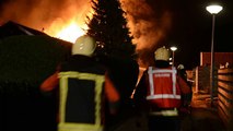 Beelden: Felle brand legt garages in Oude Pekela in de as - RTV Noord