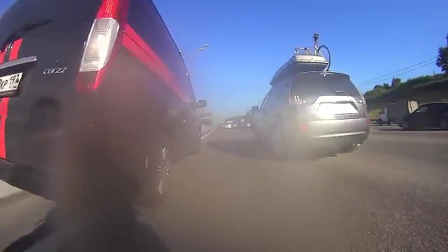 La remontée de file folle d'un motard dans les bouchons !