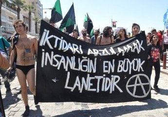 İzmir'de Kadın ve Erkeklerden Çıplak Protesto