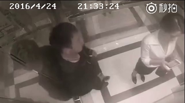 Cette caméra filme un homme qui harcèle une femme dans un ascenseur, mais regardez bien ce qui se passe à 0:21 !