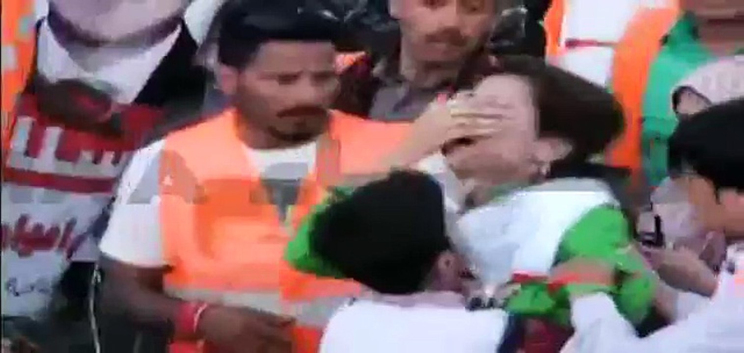 Girl touched In PTI inqalabi Jalsa Islamabad 24-Apr-2016 "Tabdeli aa ni rhi aa gae hy"