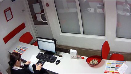 Стеснительный грабитель ушел ни с чем))))