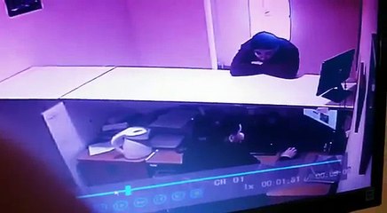 Нож в голову это еще не конец!)))