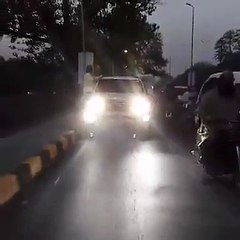 Imran Khan Drives With Out Any Protocol On Mall Road Lahore
