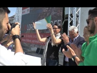 Napoli - Valeria Valente a Bagnoli, tra supporter e contestatori (30.04.16)