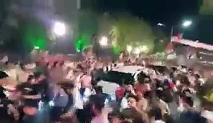 How Lahoris Welcome  Imran Khan at Chairring Cross PTI Jalsa 1-5-16