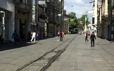 1 Mayıs'ı İstiklal Caddesi'nde Top Oynayarak Kutladılar