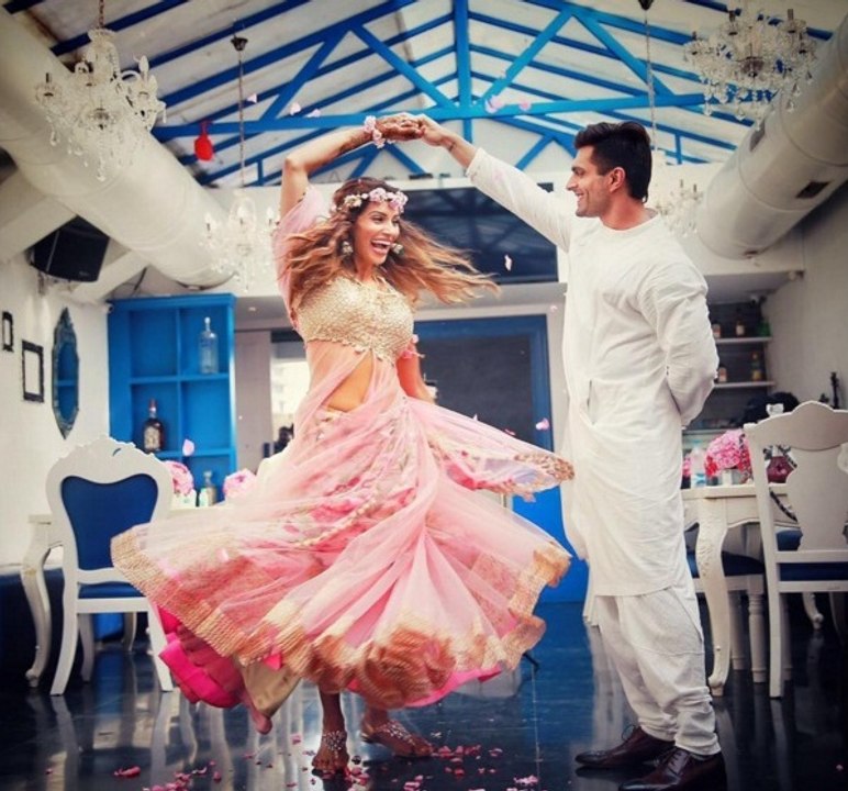 Bipasha Basu DANCES At Mehendi Ceremony With Karan Singh Grover - 2016 Amazing Mehndi Dance Performance By Bipasha Basu HD I Indian Pakistani wedding dance I The Best Mehndi Dance EVER! I Pakistani Mehndi Dance