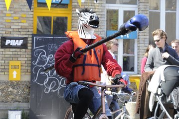 Quand un zèbre fait de la joute à vélo