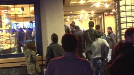 Taksim'de Pankart Açıp Slogan Atmak İsteyen 9 Kişi Kafede Gözaltına Alındı