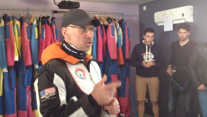 Une fidèle de 70 ans saute en parachute avec le curé de la paroisse