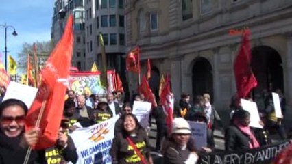 Londra'daki 1 Mayıs Mitingine On Binlerce Kişi Katıldı