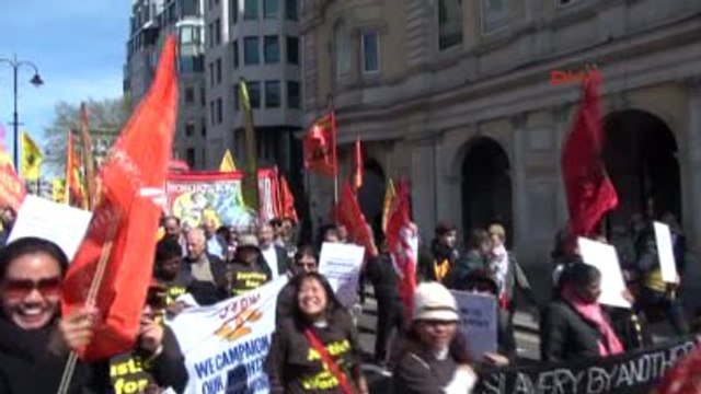 Londra'daki 1 Mayıs Mitingine On Binlerce Kişi Katıldı