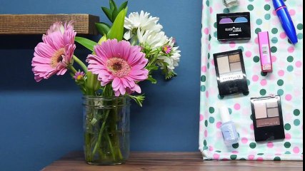 Elle colle du tissu à une plaque à biscuits. Quand elle l’accroche au mur? Une idée brillante!