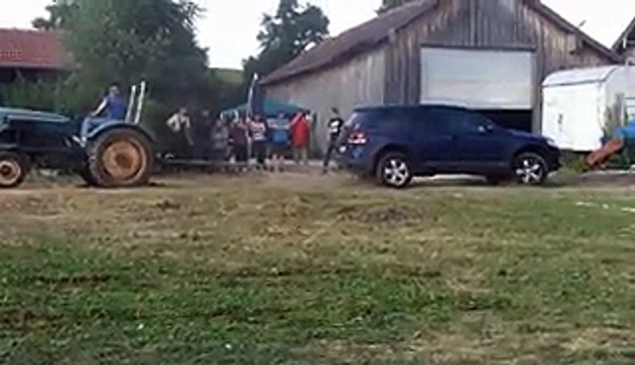 Col Suo Vecchio Trattore Sfida Un'Auto Potentissima In Una Gara Di "Forza", e Quello Che Accade Dopo è... CLAMOROSO!!!