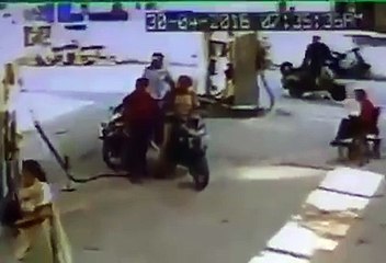 man snatched gun from policeman