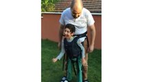 Un enfant handicapé marche pour la première fois...