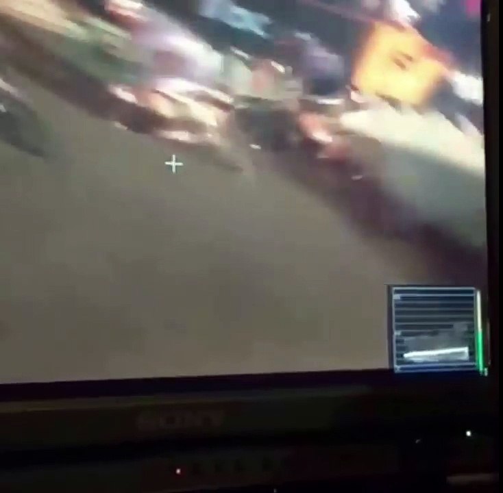 Un motard provoque un énorme carambolage au départ d'une course cycliste