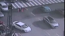 Perspicace, ce policier chinois dévie la circulation juste avant que la rue ne s'effondre