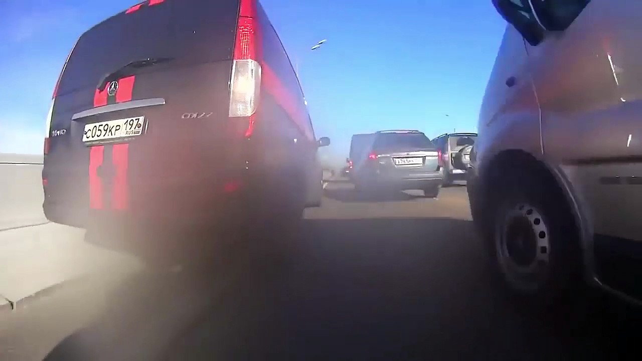 Ce gars remonte les bouchons en moto à une allure démentielle