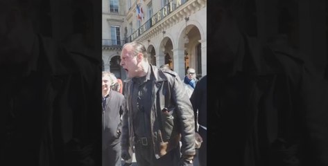 Les journalistes du Petit Journal menacés et insultés par des militants du Front National (vidéo)