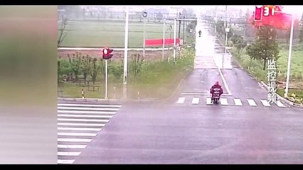 Un motard échappe miraculeusement à un terrible accident