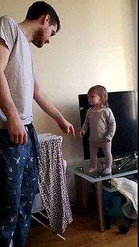 Questa bambina ha solo 15 mesi e guardate come tiene testa al padre...