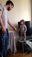 Questa bambina ha solo 15 mesi e guardate come tiene testa al padre...