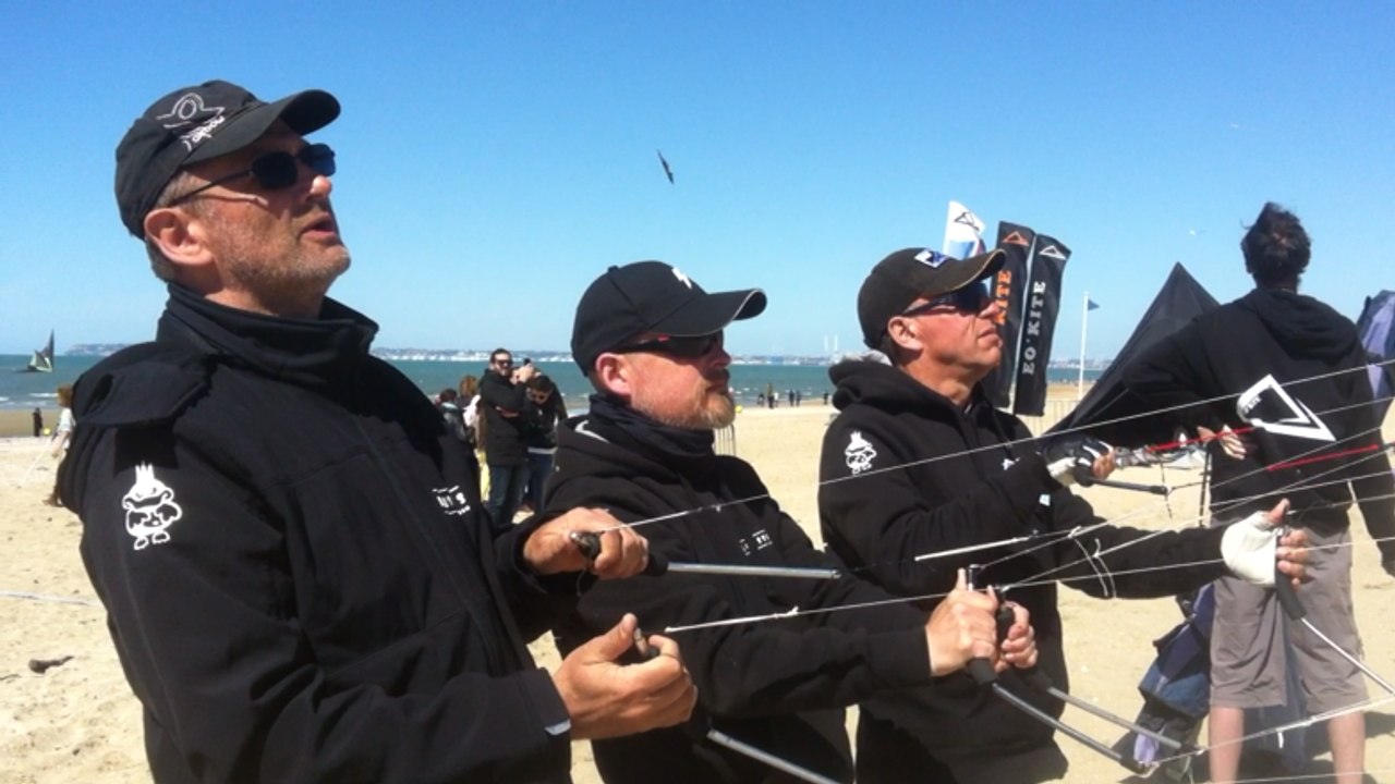 Des démonstrations de cerfs-volants sur la plage