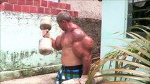 Arlindo, l'homme le plus musclé au brésil